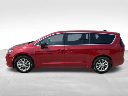 Used 2026 Chrysler Pacifica Limited FWD image 3