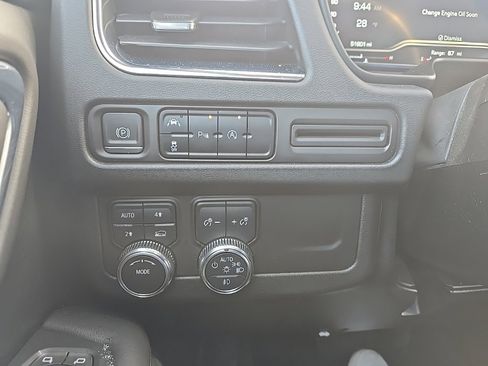 Used 2023 GMC Yukon XL SLE image 21