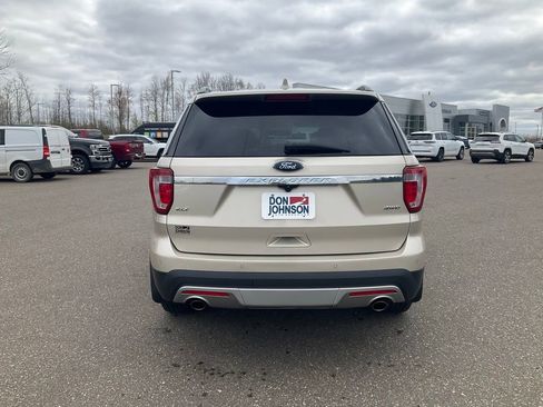 Used 2017 Ford Explorer XLT w/ Equipment Group 202A AWD/4WD image 29