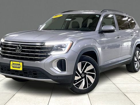 Used 2025 Volkswagen Atlas SE image 2