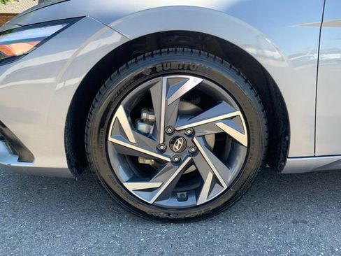 Certified 2025 Hyundai Elantra Limited FWD image 11