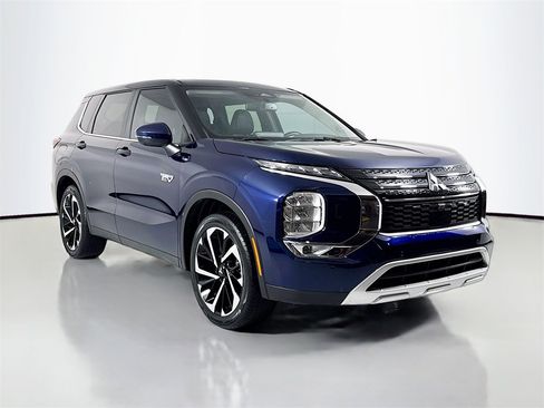 Used 2023 Mitsubishi Outlander SE image 3