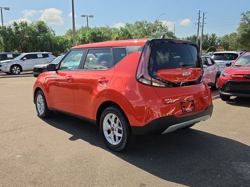Certified 2025 Kia Soul LX w/ LX Technology Package FWD image 6