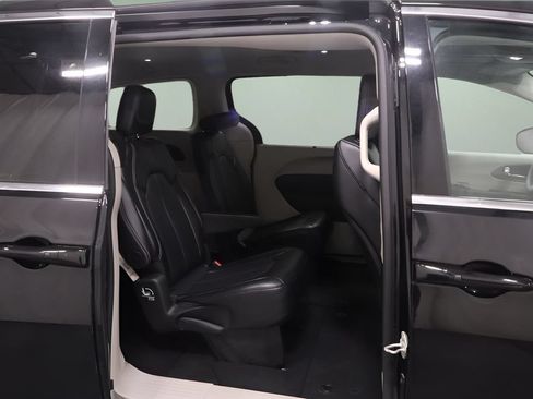 Certified 2024 Chrysler Pacifica Touring-L FWD image 14
