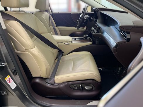 Used 2018 Lexus LS 500 w/ Accessory Package (Z2) image 25