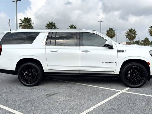 Used 2022 GMC Yukon XL Denali AWD/4WD image 15