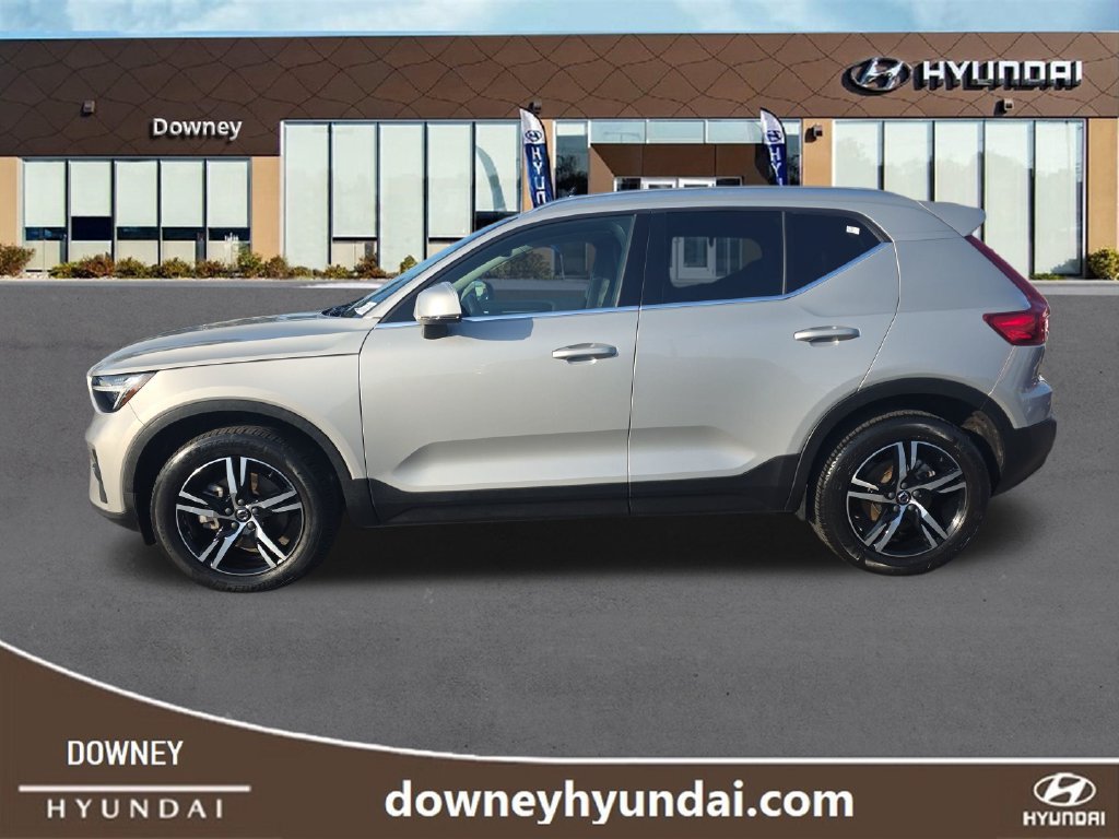 Used 2024 Volvo XC40 B5 Core AWD/4WD image 2