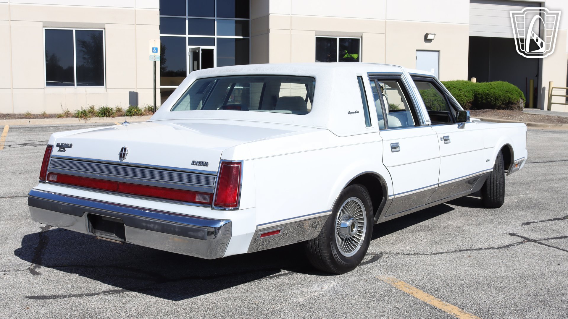 Used 1989 Lincoln Town Car Signature RWD image 4