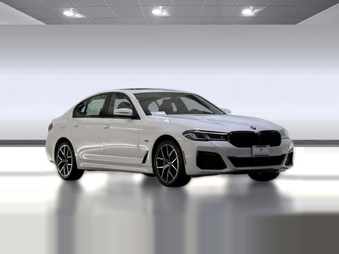 Certified 2023 BMW 530e 530e w/ M Sport Package image 6