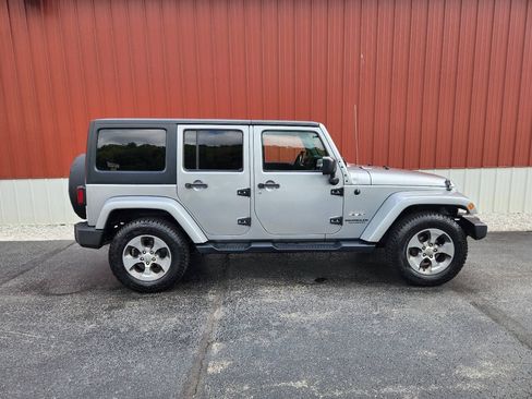 Used 2017 Jeep Wrangler Unlimited Sahara AWD/4WD image 6