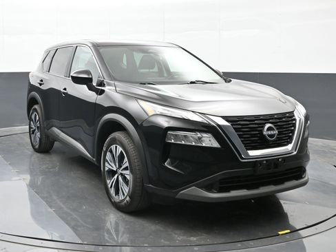 Used 2023 Nissan Rogue SV image 2