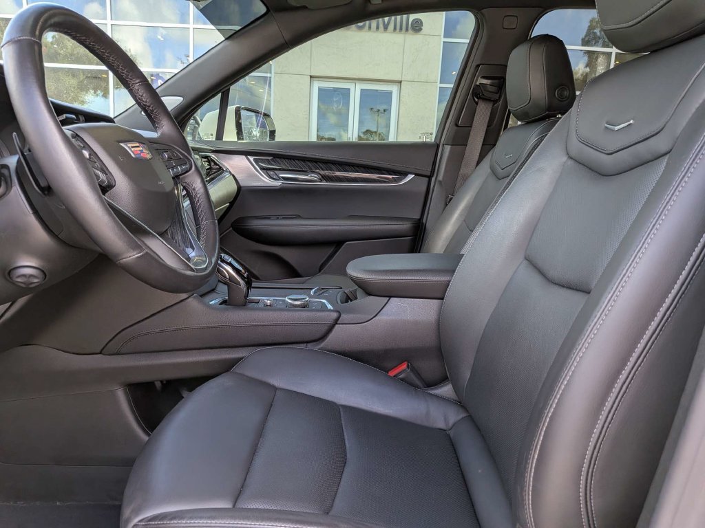 Used 2022 Cadillac XT6 Premium Luxury w/ Technology Package FWD image 2