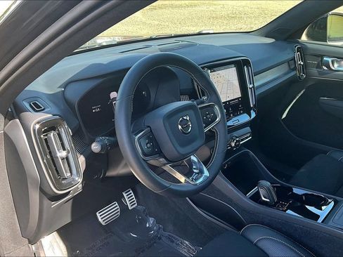Used 2021 Volvo XC40 P8 Recharge w/ Advanced Package AWD/4WD image 18