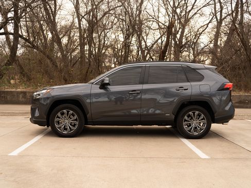 Used 2022 Toyota RAV4 XLE Premium image 6