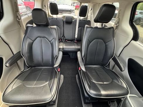 Used 2021 Chrysler Pacifica Limited w/ Uconnect Theater Family Group FWD image 15