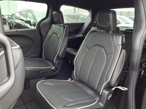 New 2027 Chrysler Pacifica Limited AWD/4WD image 16