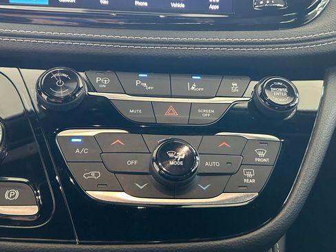 Used 2022 Chrysler Pacifica Limited w/ Uconnect Theater Family Group FWD image 54