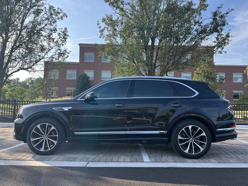 Used 2024 Bentley Bentayga Plug-In Hybrid AWD/4WD image 2