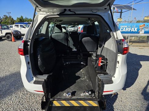 Used 2016 Toyota Sienna L image 12