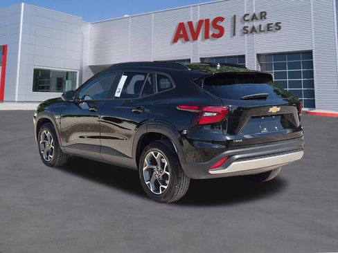 Used 2025 Chevrolet Trax LT w/ LT Convenience Package FWD image 9