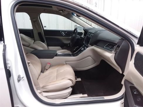 Used 2017 Lincoln Continental Select w/ Climate Package image 12