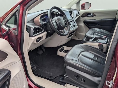 Used 2017 Chrysler Pacifica Touring-L image 30