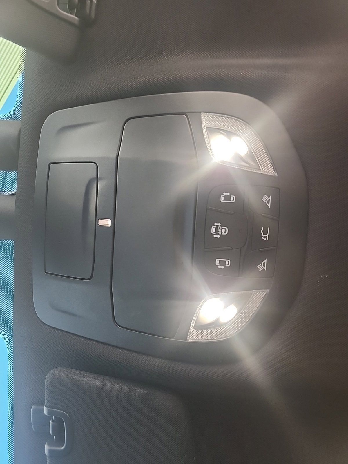 Used 2021 Chrysler Pacifica Limited w/ Uconnect Theater Family Group FWD image 18