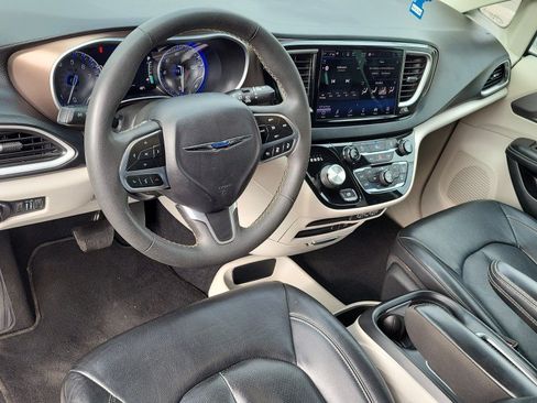 Used 2022 Chrysler Pacifica Touring-L FWD image 18