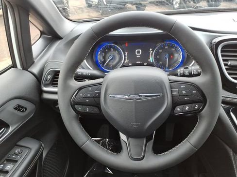 Used 2025 Chrysler Pacifica Limited image 22
