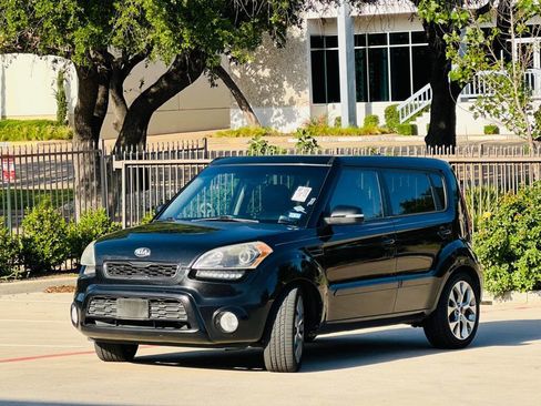Used 2013 Kia Soul ! FWD image 3