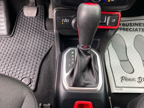 Used 2018 Jeep Renegade Latitude w/ Cold Weather Group image 12