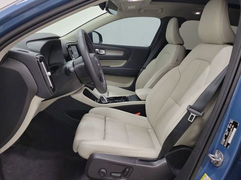 Certified 2024 Volvo XC40 B5 Plus w/ Protection Package Premier image 18