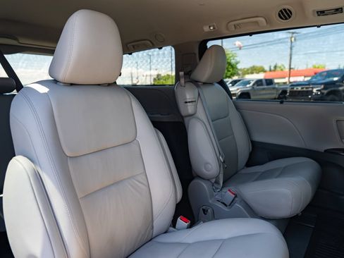 Used 2020 Toyota Sienna XLE FWD image 32