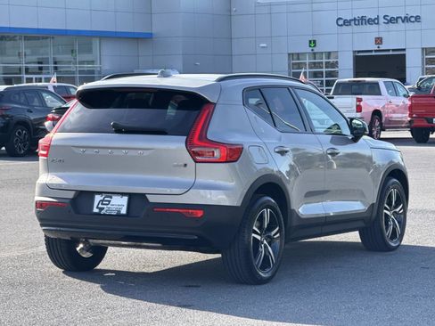 Used 2024 Volvo XC40 B5 Core image 24