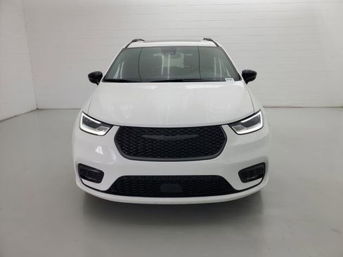 Used 2025 Chrysler Pacifica Limited image 3