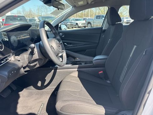 Used 2023 Hyundai Elantra SEL w/ Convenience Package image 9
