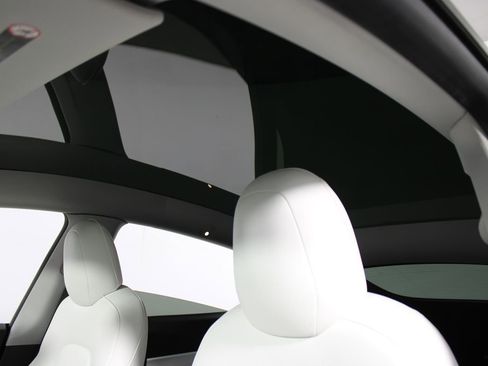 Used 2020 Tesla Model Y Long Range image 9