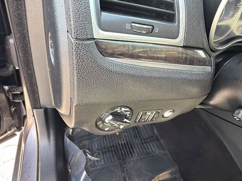 Used 2018 Chrysler 300 Limited image 24