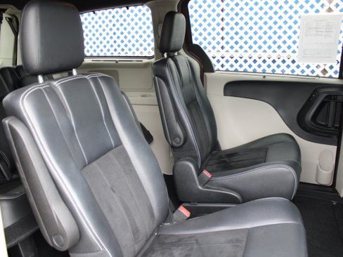 Used 2017 Dodge Grand Caravan SXT FWD image 13