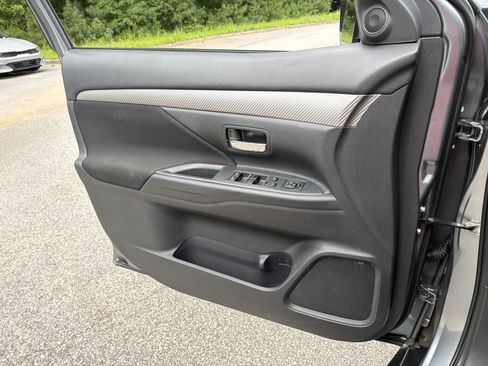 Used 2018 Mitsubishi Outlander SE AWD/4WD image 16
