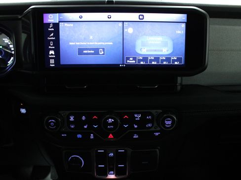 Used 2025 Jeep Wrangler Unlimited Sahara AWD/4WD image 22