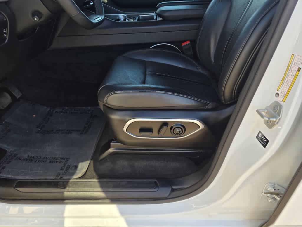 Used 2024 Jeep Wagoneer L Series II w/ Flexible Seating Group AWD/4WD image 18