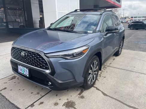 Used 2025 Toyota Corolla Cross XLE w/ Convenience Package image 2