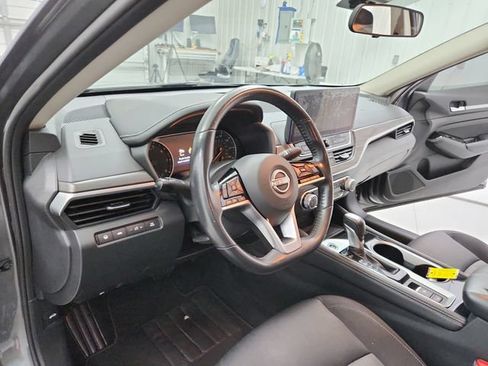 Used 2023 Nissan Altima 2.5 SV w/ SV Premium Package FWD image 18