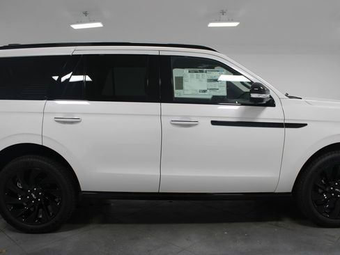 Used 2025 Lincoln Navigator Reserve w/ Jet Appearance Package image 11