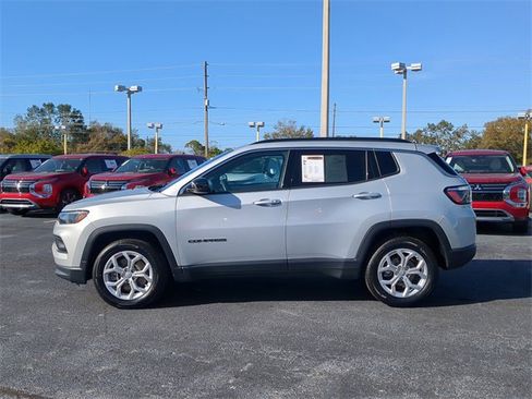 Used 2024 Jeep Compass Latitude image 8