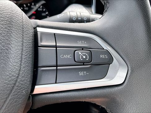 Used 2024 Jeep Compass Latitude AWD/4WD image 17