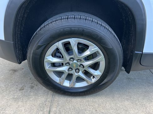 Used 2020 Chevrolet Traverse LT image 9