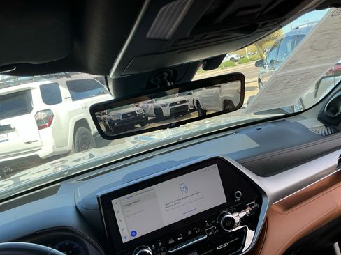 Used 2024 Toyota Highlander Platinum image 35