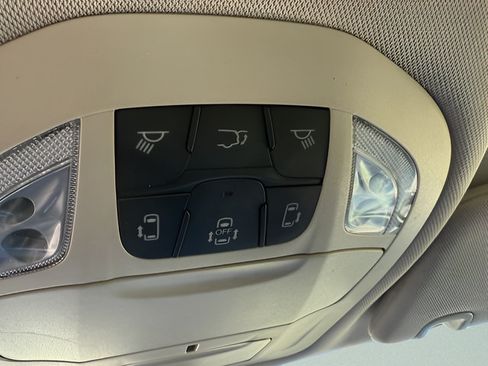 Used 2024 Chrysler Pacifica Touring-L FWD image 19